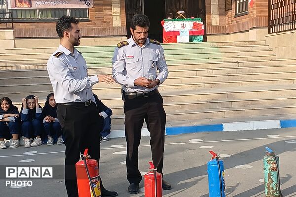 آموزش پدافند غیرعامل با حضور آتش‌نشانان در دبیرستان مهرآفرین