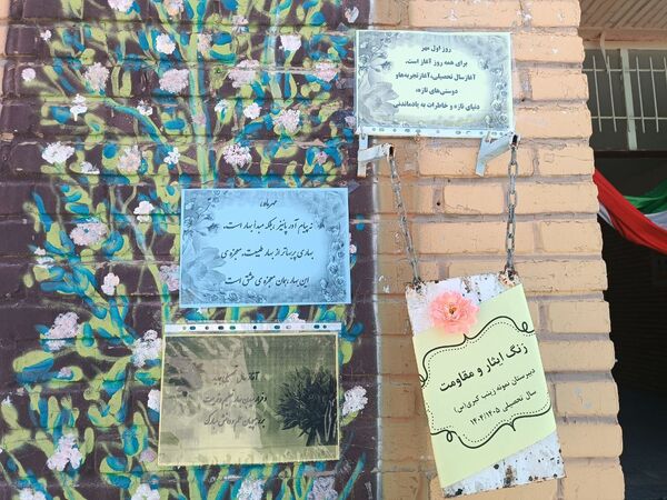 آغاز سال تحصیلی در دبیرستان نمونه زینب الکبری(س) قروه همراه با نواختن زنگ ایثار و مقاومت  