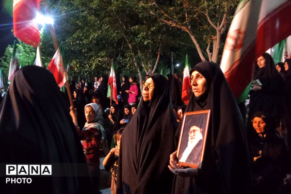 ایستادگی در سایه پرچم وطن