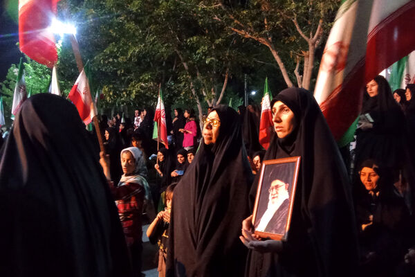 ایستادگی در سایه پرچم وطن