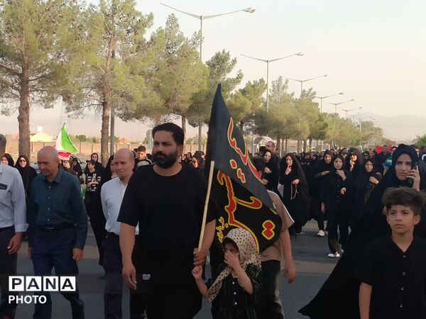 مشقِ عشق با پاهای کوچک روایت زائران خردسال کاشمر