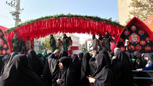تشییع پیکر شهدای گمنام در دستان مردم کرج