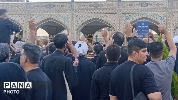 بیرق سیاه عزا در شب اول محرم بر گنبد ملکوتی امام هشتم برافراشته شد
