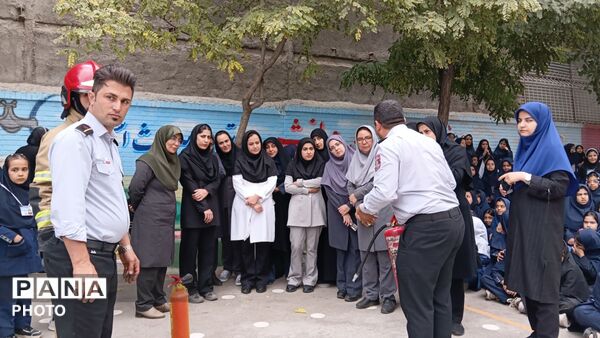 حضور آتش‌نشانان در مدرسه رحمانی فرد