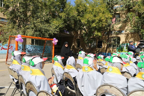 جشن عاطفه‌ها در دبیرستان ۱۳ آبان تبریز