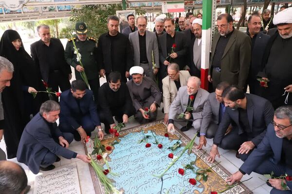 ادای احترام مسئولان قم به شهدا در هفته دولت