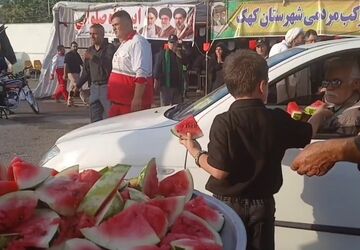 استقبال اهالی شهر کهک از زائران مراسم تشییع آقای شهید ایران