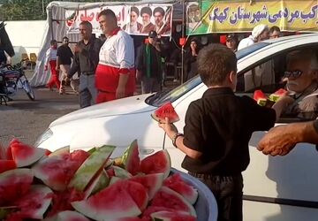 استقبال اهالی شهر کهک از زائران مراسم تشییع آقای شهید ایران