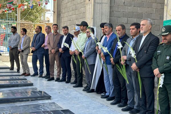 غبارروبی مزار شهدا در امام زاده حسن(ع) نسیم‌شهر