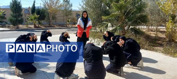 گرامیداشت هفته پدافند غیر عامل در دبیرستان نمونه دولتی برکت خاتم