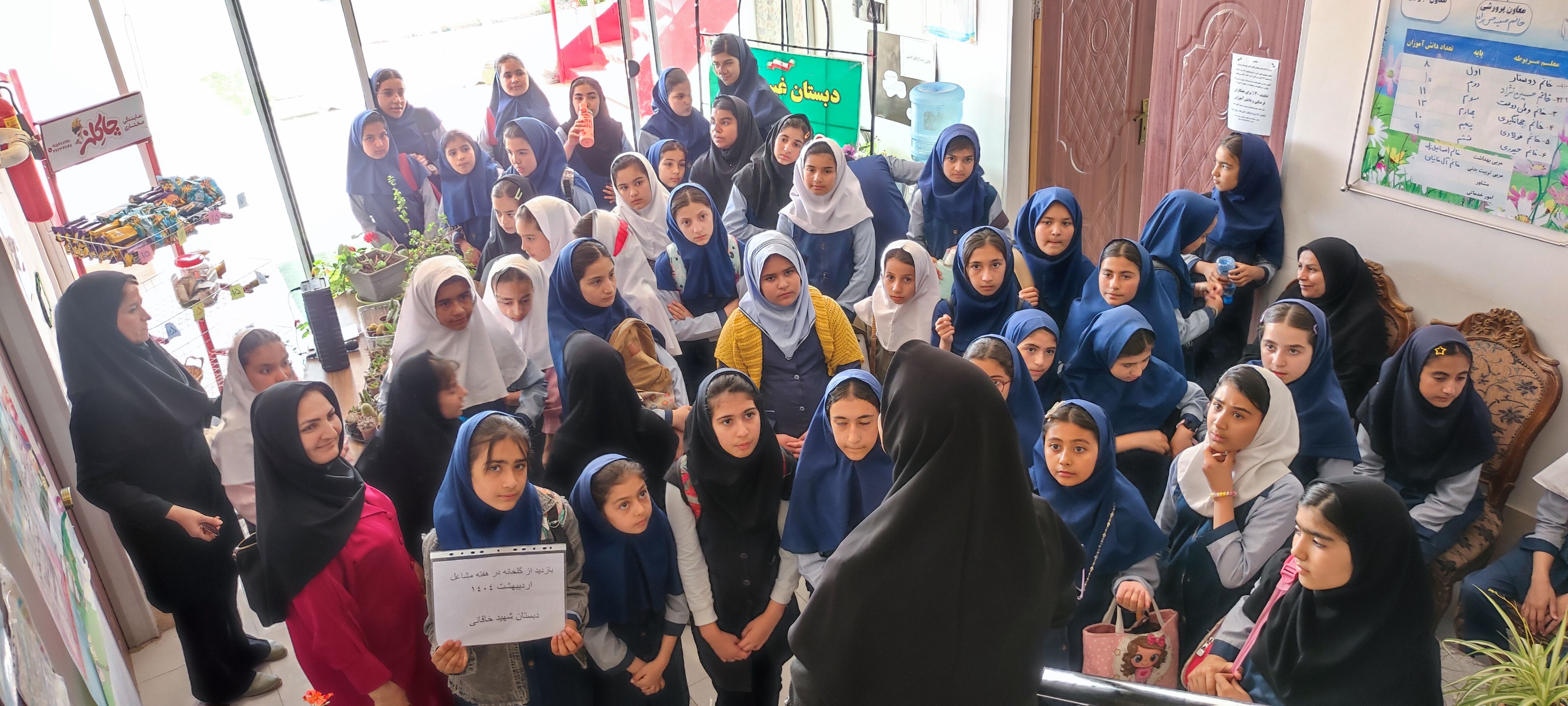 بازدید دانش‌آموزان مدرسه شهید خاقانی از گلخانه پیشه‌وران شیروان
