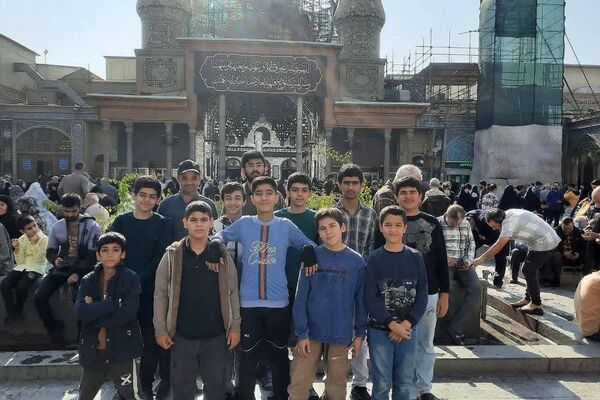 حضور دانش‌آموزان و فرهنگیان ناحیه دو شهرری در نماز جمعه 