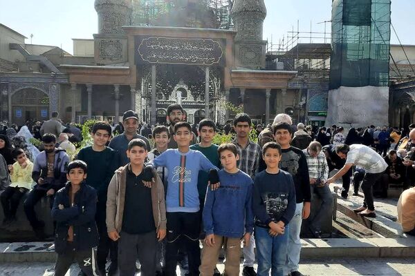 حضور دانش‌آموزان و فرهنگیان ناحیه دو شهرری در نماز جمعه 
