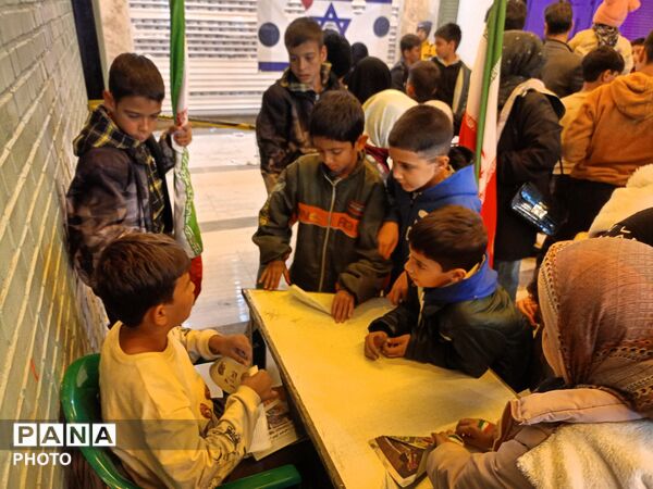 برپایی غرفه کودک در حاشیه اجتماعات شبانه در کاشمر