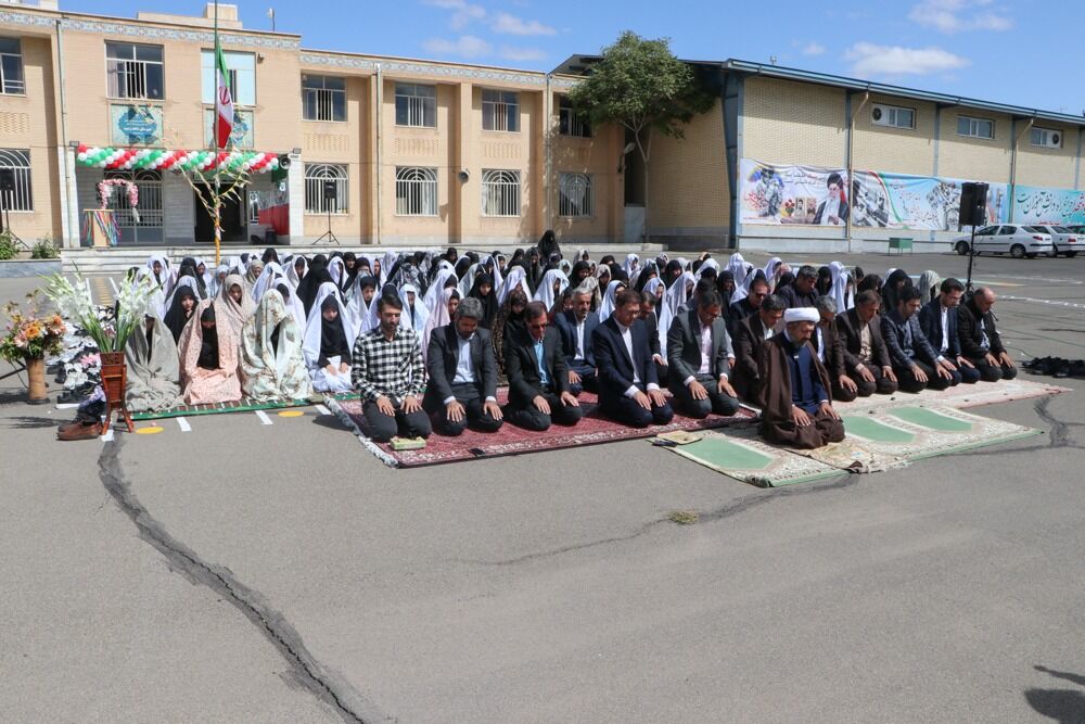 اقامه نماز جماعت در مدارس زنجان همزمان با روز بازگشایی