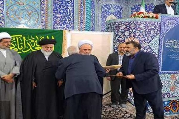 پدران شهدا در نماز جمعه قم تجلیل شدند