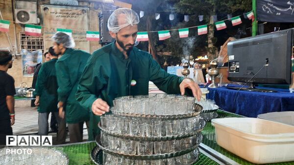 ‌گذری بر چایخانه فاطمه الزهرا در ششمین شب از مراسم عزاداری امام حسین در حسینیه امام خمینی 