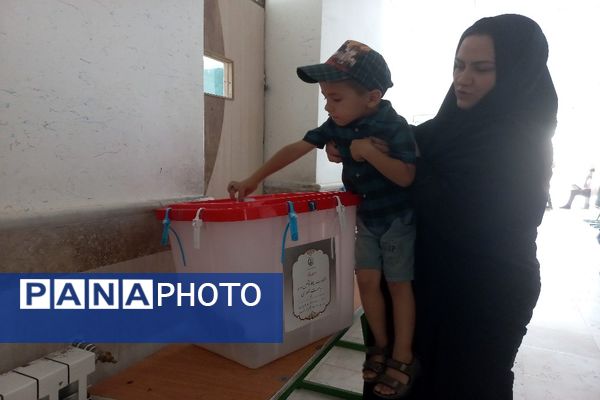 حضور گسترده مردم شهیدپرور شهر تیتکانلو بخش خبوشان پای صندوق‌های رأی 