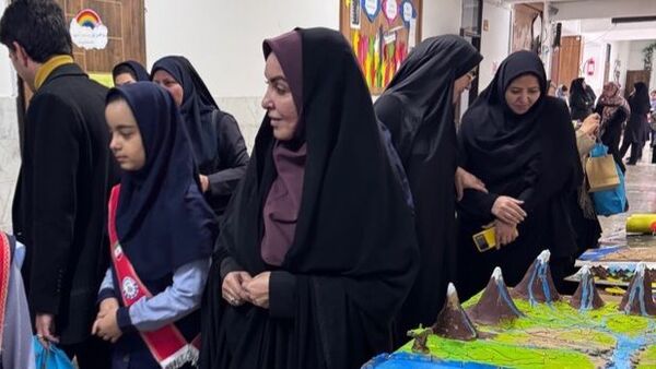 نمایشگاه آثار فرهنگی هنری و دست سازه‌های دانش آموزی در دبستان دخترانه فرهنگیان ۲