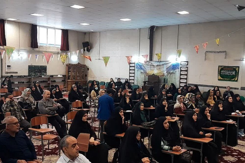 جلسات آموزشی در دبیرستان شاهد علامه طباطبایی ناحیه 2 شهرری 