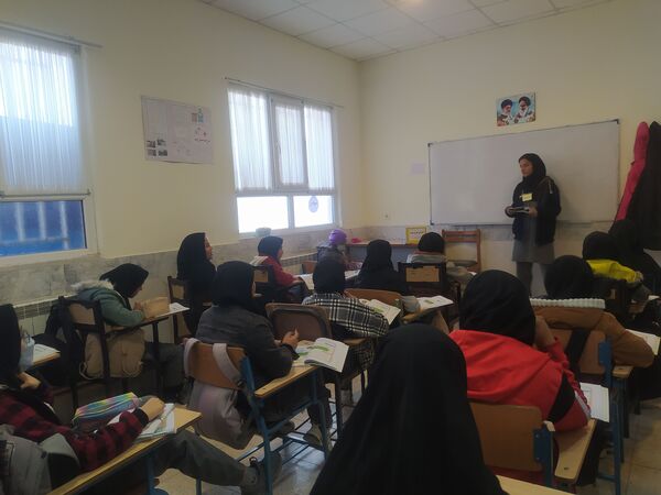 اجرای طرح مدادم در دبیرستان دخترانه امید 