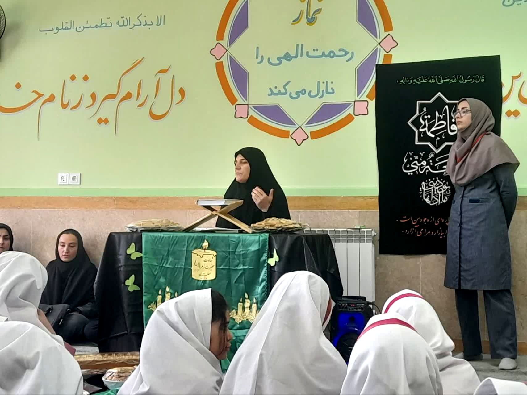 مراسم معنوی روضه حضرت فاطمه زهرا (س) در دبستان فردوس