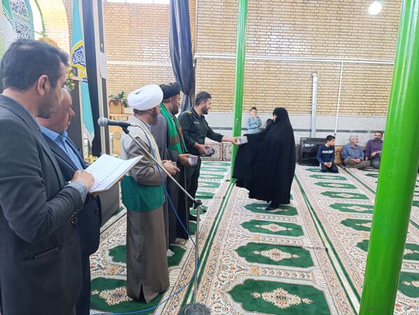 اهدای هدایای متبرک به نمازگزاران سفیددشت