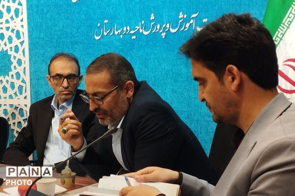 بزرگداشت هفته معلم و تقدیر از خدمات ارزنده مشاوران در بهارستان‌دو