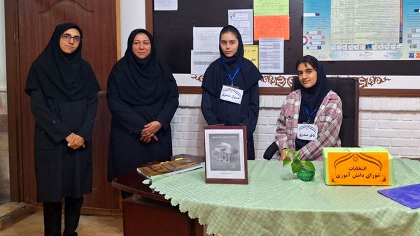  انتخابات شورای دانش آموزی در دبیرستان دخترانه قویدل