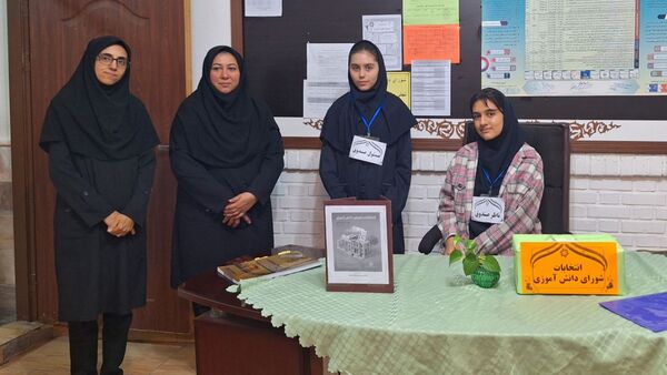  انتخابات شورای دانش آموزی در دبیرستان دخترانه قویدل