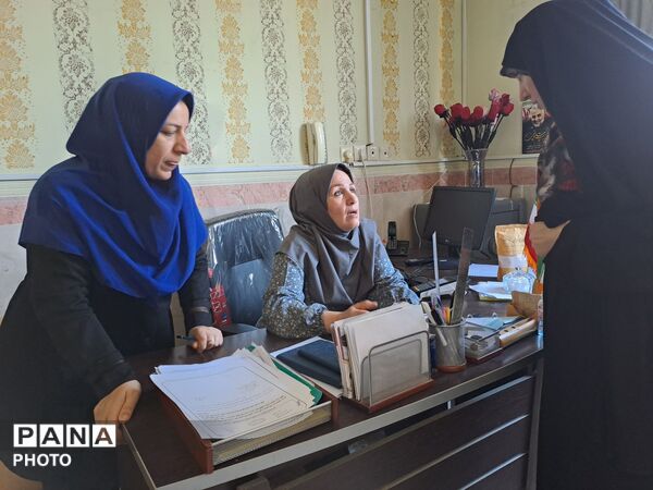 تحویل کارنامه دانش‌آموزان در مدرسه سید میرزایی