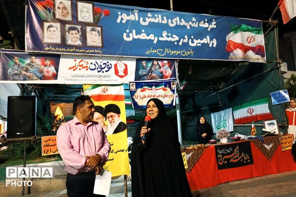 حضور پرشور دانش‌آموزان دبیرستان امام علی(ع) متوسطه اول در غرفه شهدای دانش‌آموز ورامین