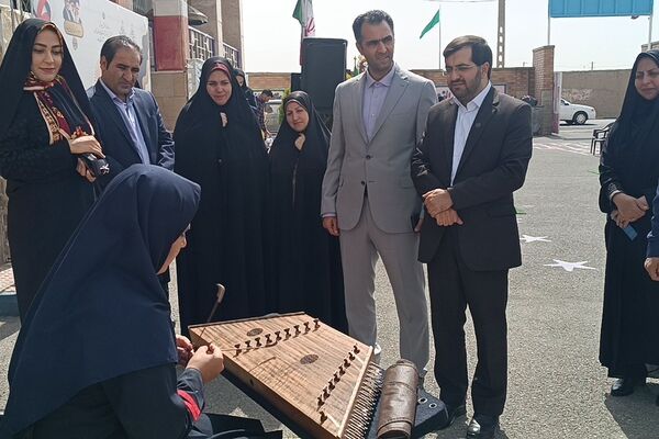 پاسداشت مقام شامخ معلم در آموزشگاه هیأت امنایی فرزانگان ملارد؛ با نواختن زنگ سپاس معلم 