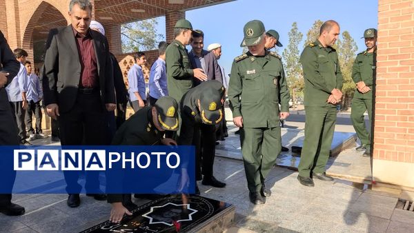 آغاز هفته بسیج دانش‌آموزی با غبارروبی مزار شهدای جوادالائمه توسط مسئولان و دانش‌آموزان بسیجی