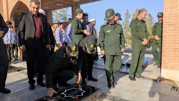 آغاز هفته بسیج دانش‌آموزی با غبارروبی مزار شهدای جوادالائمه توسط مسئولان و دانش‌آموزان بسیجی