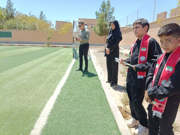 بازدید مسئولین اداره کل آموزش پرورش از وضعیت چمن دبستان شهید پسندیده فدافن
