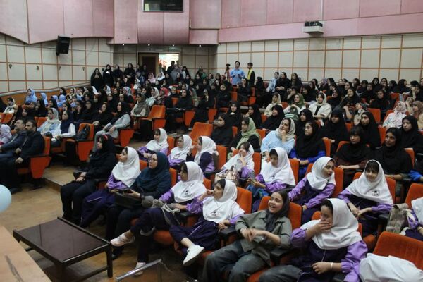 تقدیر از برگزیدگان جشنواره فرهنگی و هنری فردا در ساری 
