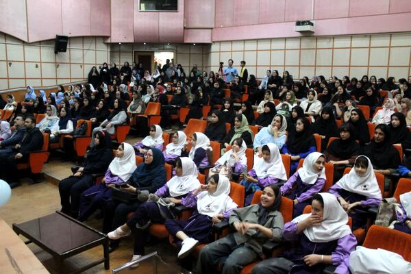 تقدیر از برگزیدگان جشنواره فرهنگی و هنری فردا در ساری 