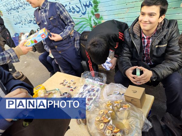  بازارچه دانش آموزی به مناسبت سالگرد پیروزی انقلاب اسلامی در دبستان پسرانه پاسدارن ناحیه ۳