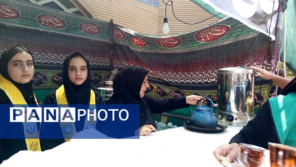 دانش‌آموزان کوهدشتی در خدمت زوار حسینی