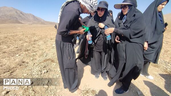 کاروان پیاده روی مردم روستای خاوه و جاماندگان کربلا در روز اربعین حسینی به سمت کربلای ایران 