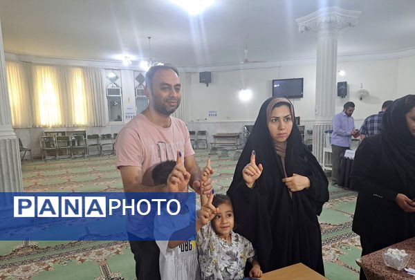 مردم‌ مشهد مثل همیشه با شور و نشاط آمدند تا ایران را بسازند