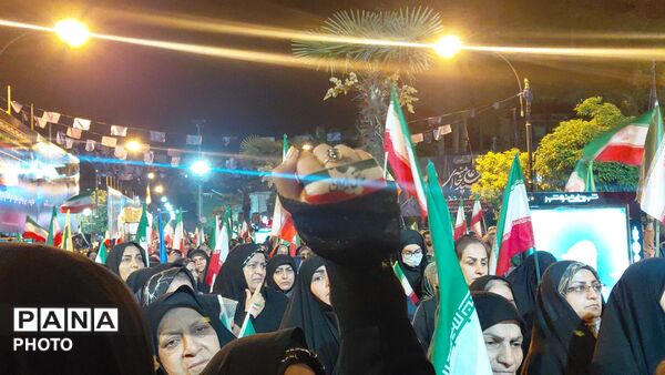 به فرمان رهبر در خیابان می‌مانیم