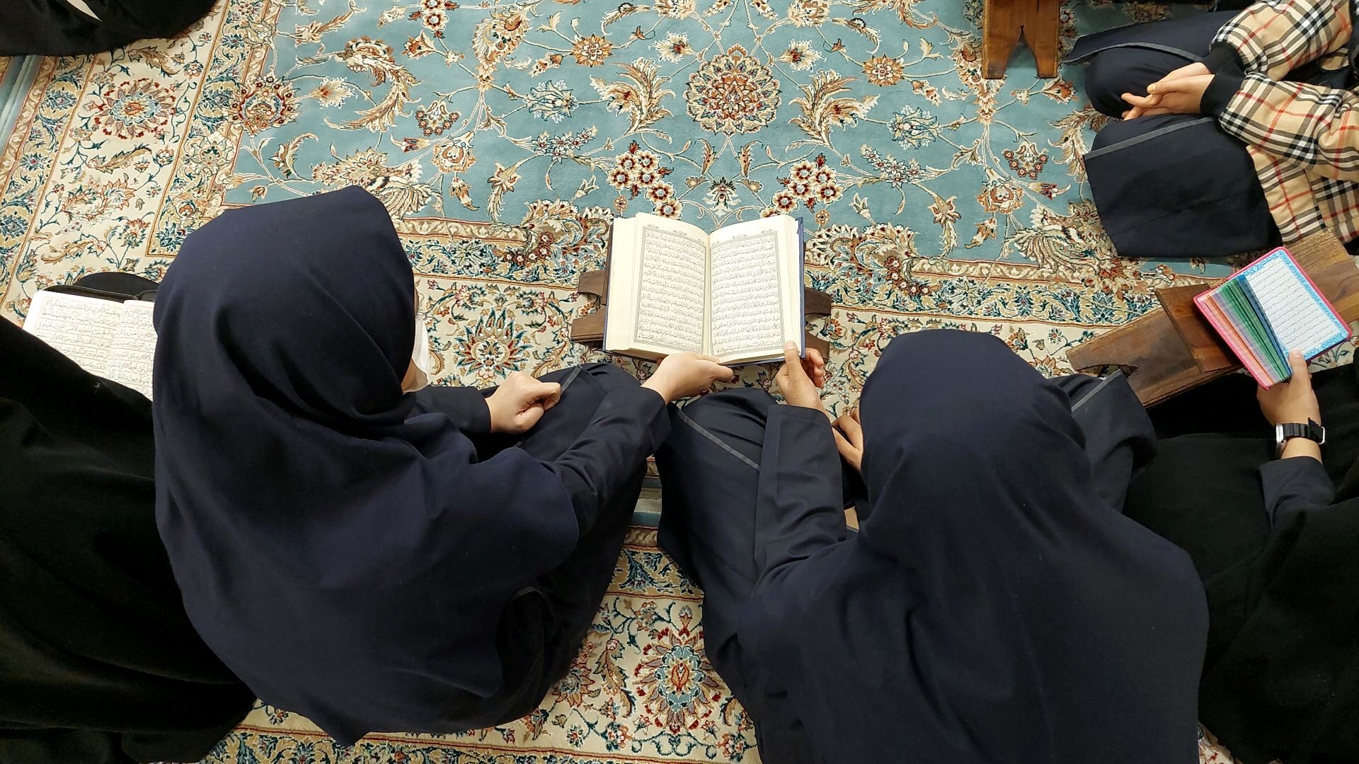 محفل انس با قرآن در دبیرستان نجمه ناحیه چهار