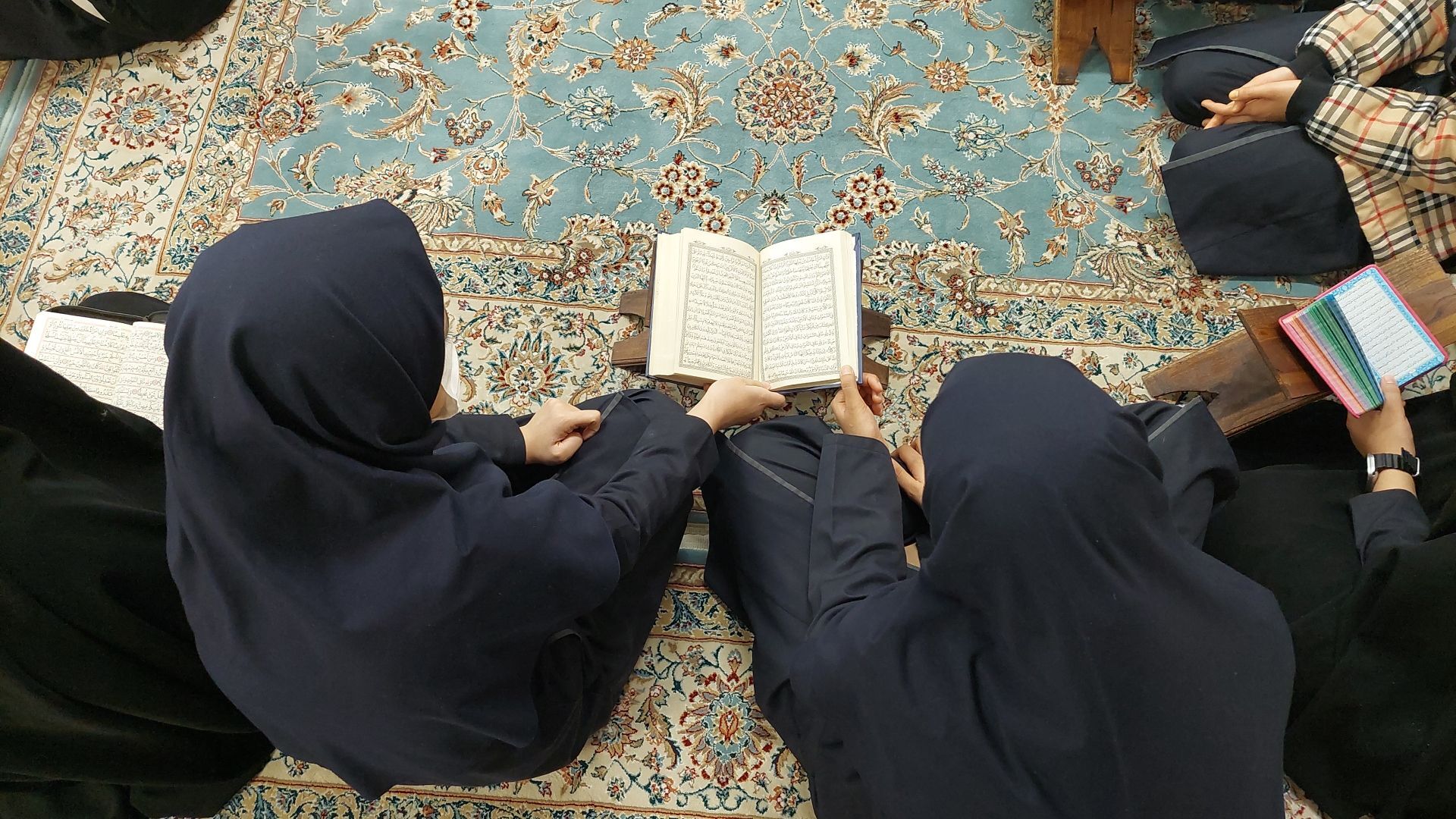 محفل انس با قرآن در دبیرستان نجمه ناحیه چهار