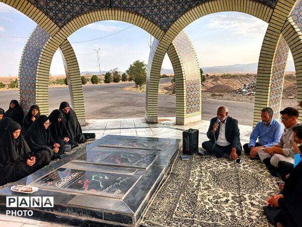 قرائت زیارت آل یاسین در جوار مزار شهدای گمنام