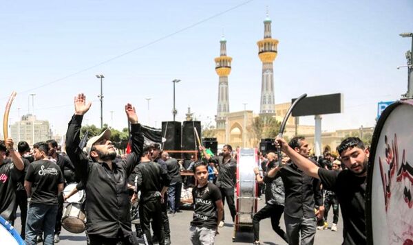 رود اشک و عشق در مسیر حرم همزمان با شکوه عزاداری هیئات‌ در خیابان‌های مشهد