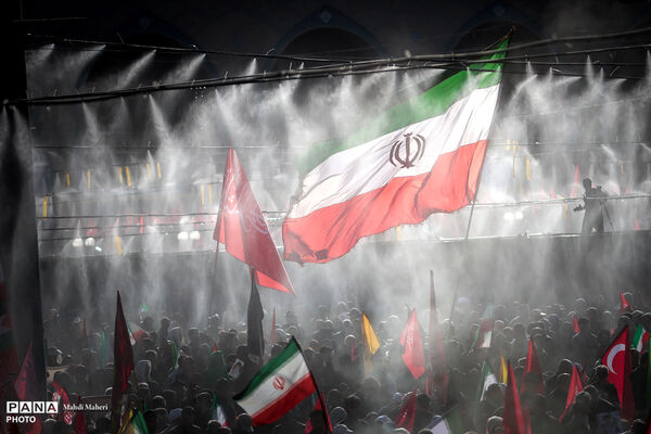 اقامه نماز بر پیکر مطهر رهبر شهید انقلاب و شهدای خانواده ایشان-2