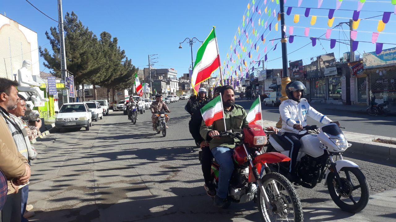 آیین گلباران تمثال امام خمینی(ره) در شهرستان کوهسرخ