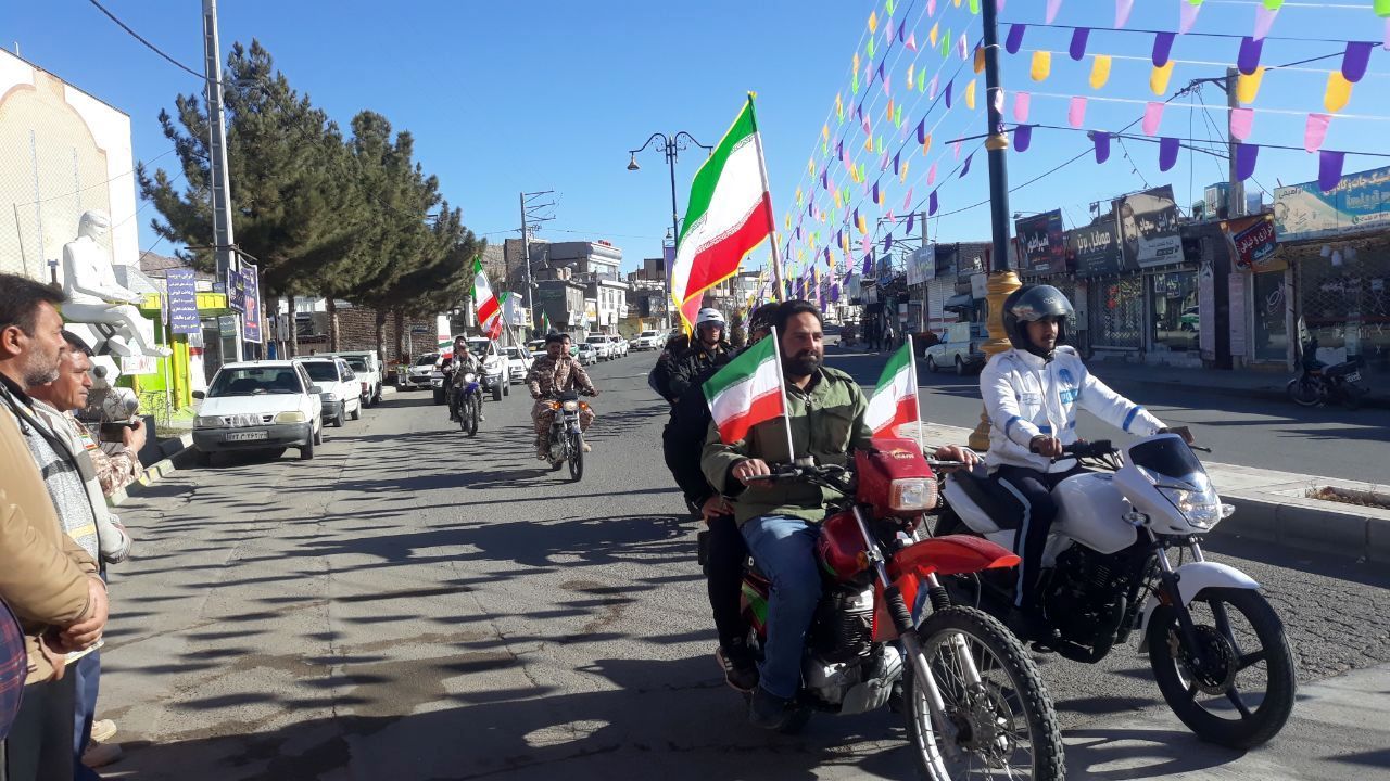 آیین گلباران تمثال امام خمینی(ره) در شهرستان کوهسرخ